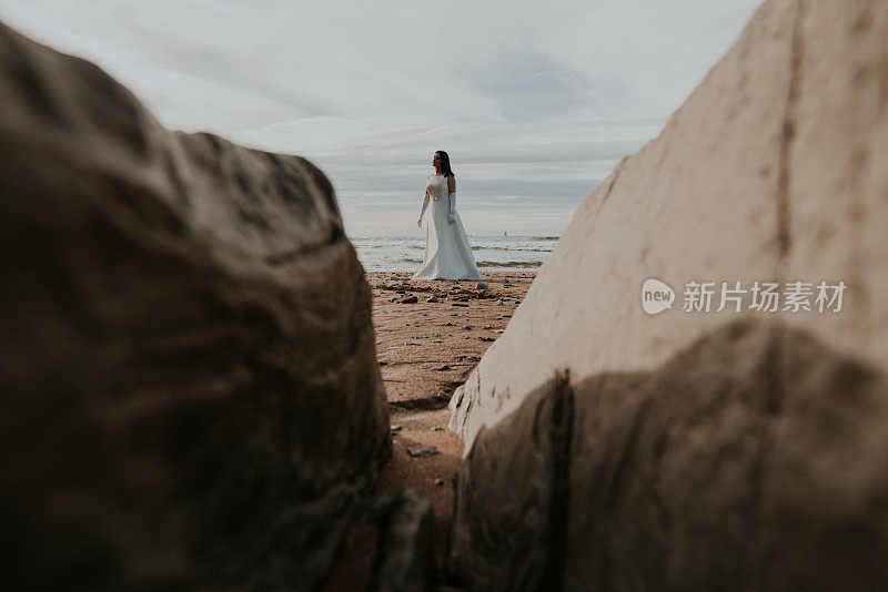 海滩上穿着婚纱的女人