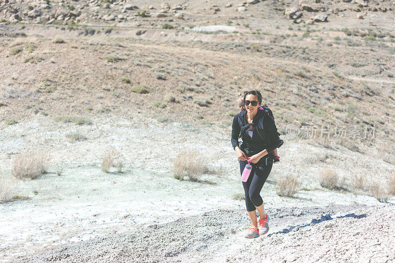 母亲节-母女下午沙漠徒步户外科罗拉多西部