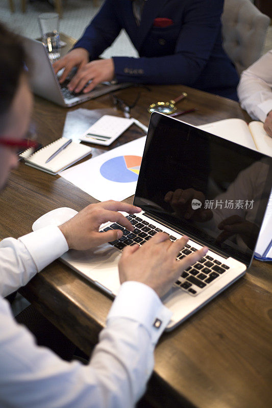 商务人士会议计划策略分析概念笔记本电脑会议与技术