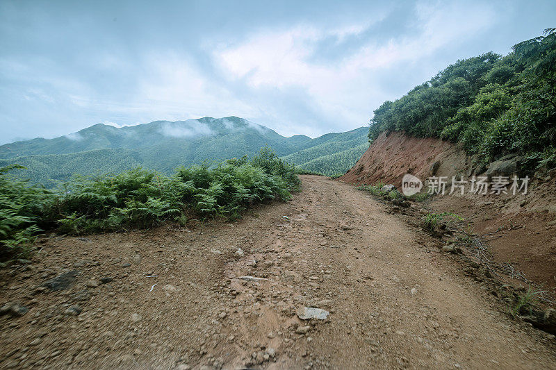 岩石路在阴天与轮胎印汽车商业