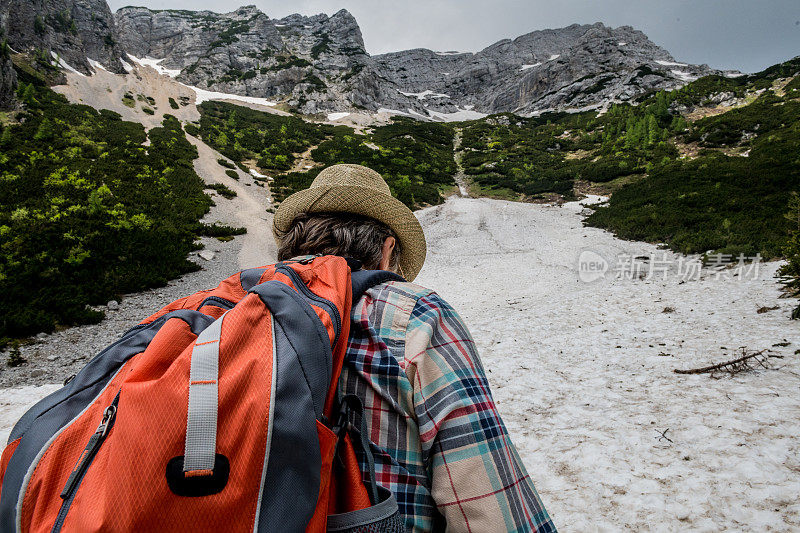 在阿尔卑斯山徒步旅行的高级登山家