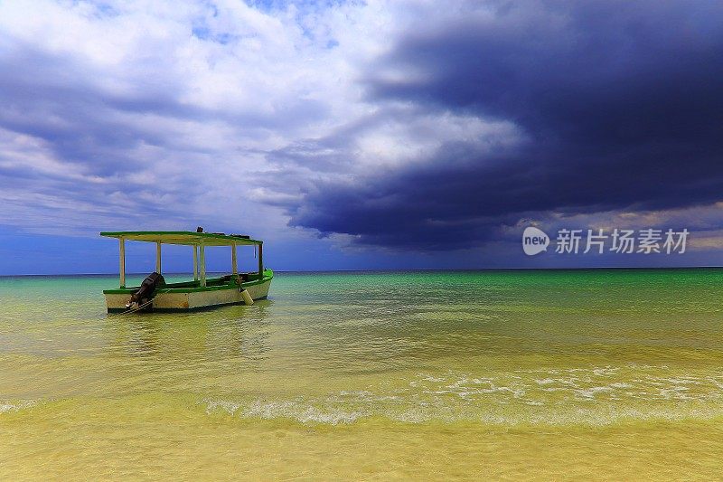 在海滩上的拖网渔船与暴风雨云在地平线上-尼加拉瓜-牙买加，加勒比海