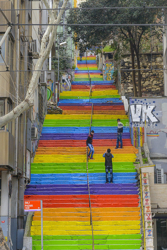 土耳其伊斯坦布尔的彩虹楼梯