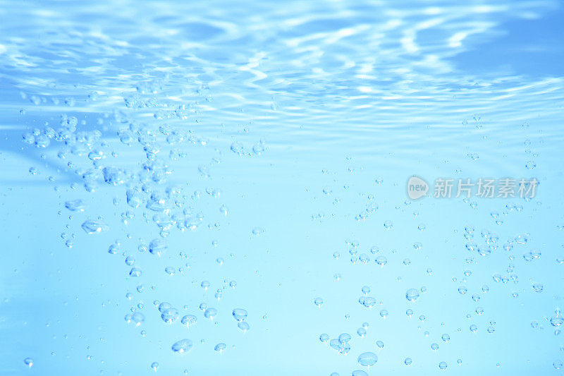 水中的气泡，特写，蓝色背景