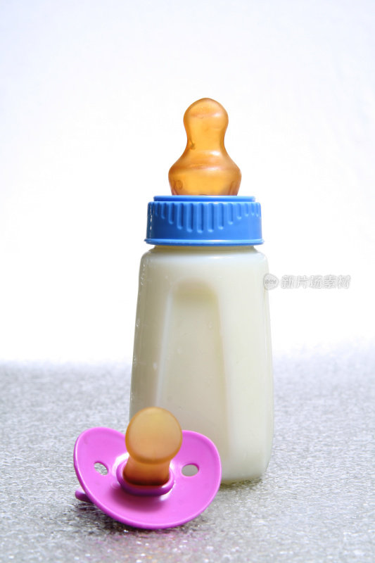 奶瓶和奶嘴