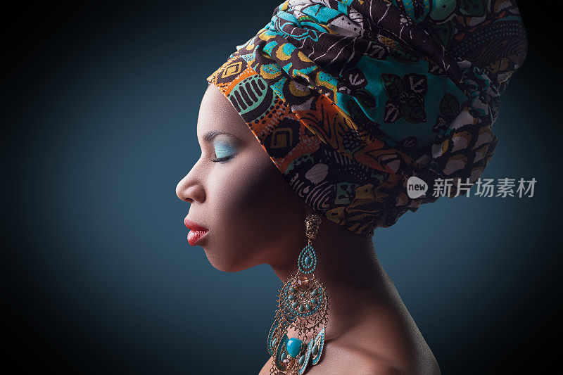 年轻美丽的时尚模特与传统非洲风格