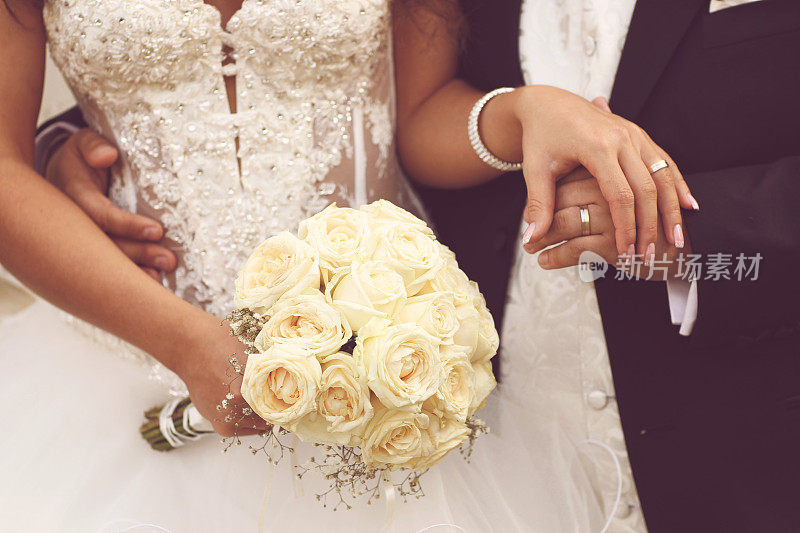 新娘的玫瑰花束和牵手的细节