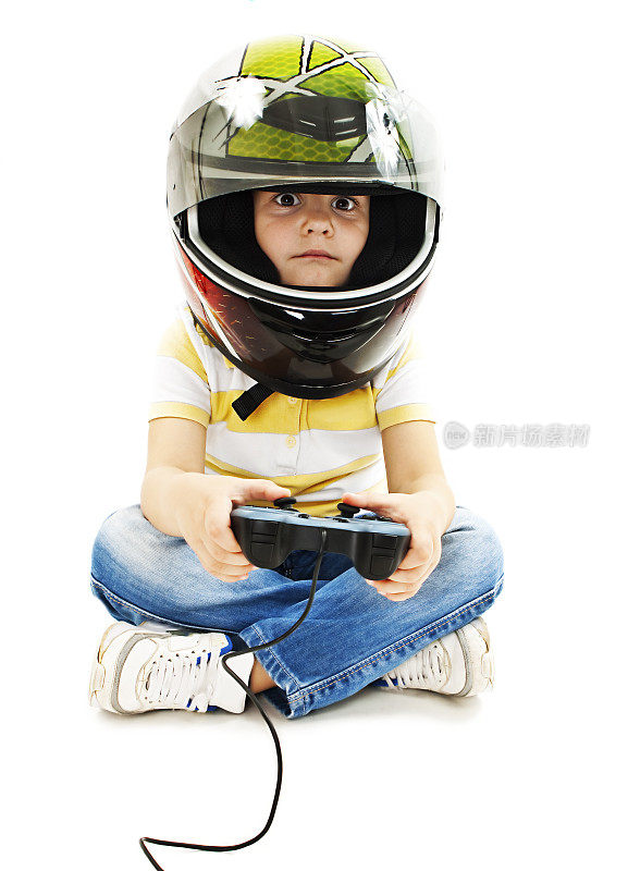 男孩戴着头盔，用电子游戏控制器