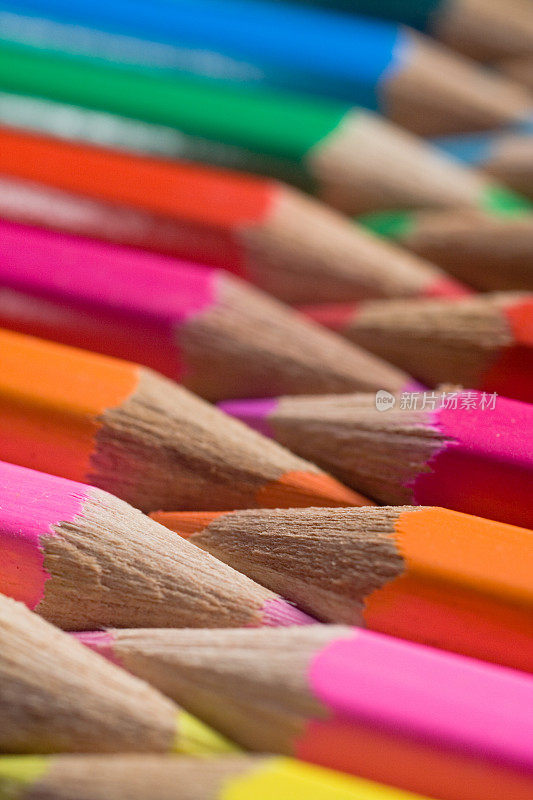 彩色铅笔排成一排