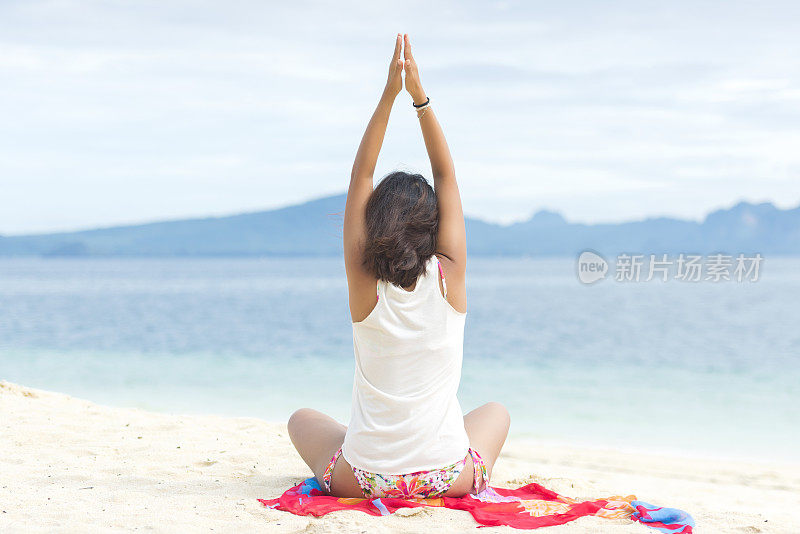 亚洲年轻女子在海滩上沉思