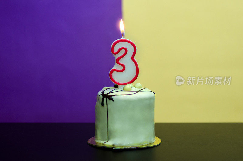 生日蛋糕和3号蜡烛