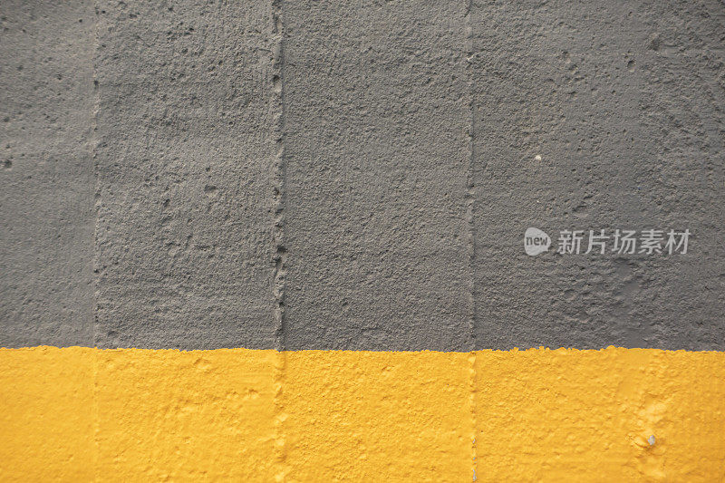 混凝土墙背景上的黄线
