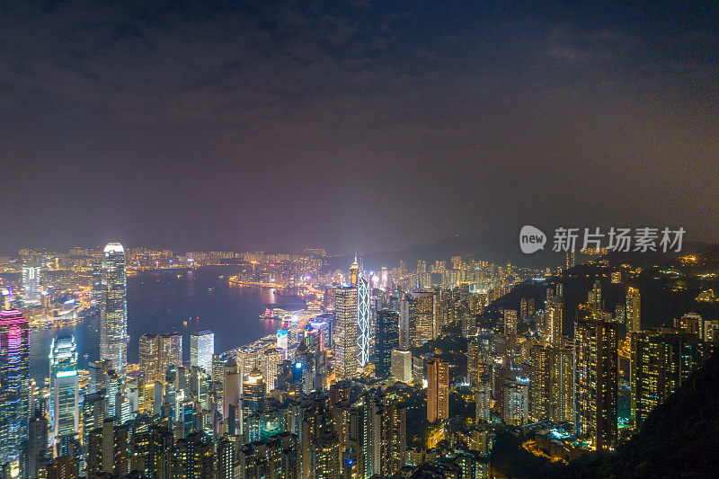 鸟瞰图的香港城市天际线和维多利亚港日落在中国