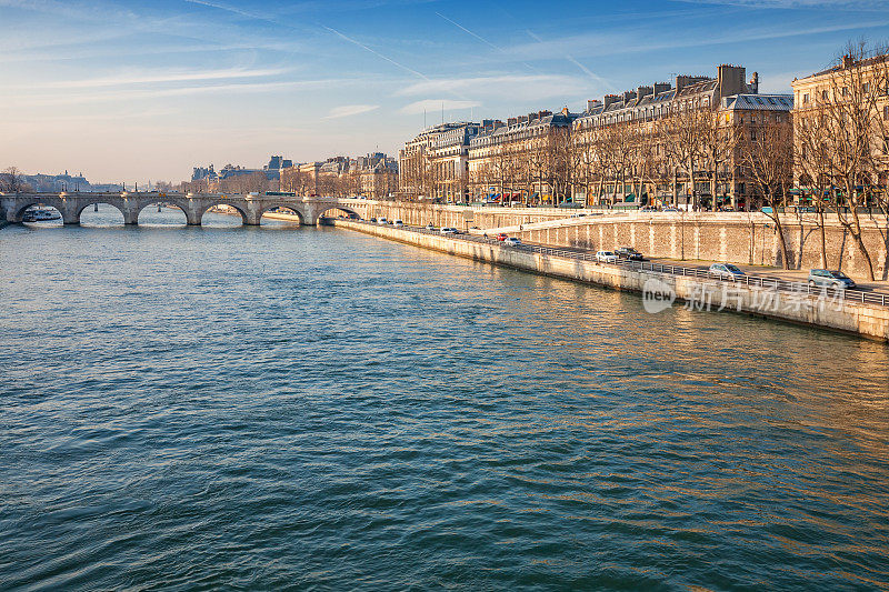 冬季法国巴黎市中心的塞纳河