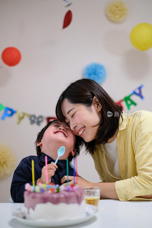 母亲在家为儿子庆祝生日