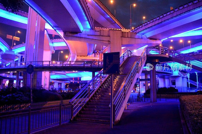 九龙柱，延安路路口夜间在中国上海