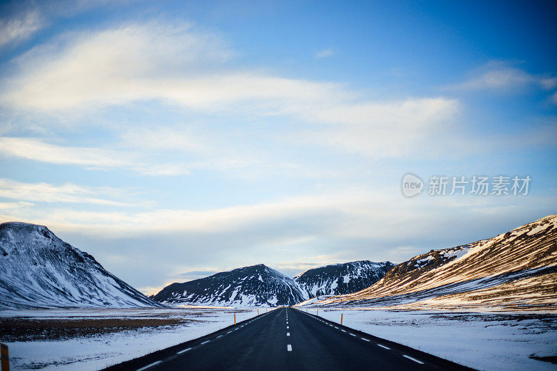 通往冰岛阿库雷里的道路