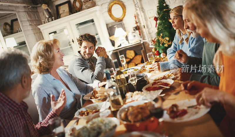 一家人吃感恩节晚餐。