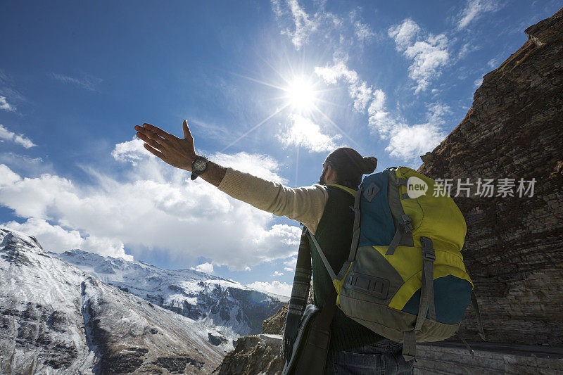 年轻的印度人在度假，刻板印象