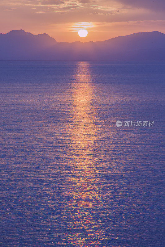 海上日落。悬崖上史诗般的景色