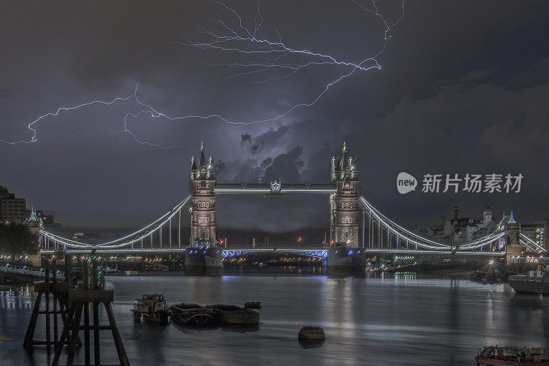 黑夜里有暴风雨和闪电。伦敦和英国上空天气恶劣。可能是由英国的性质或脱欧造成的。