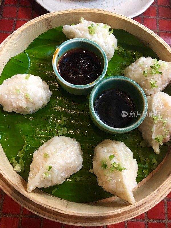 中餐，餐馆里的酱油蒸虾饺