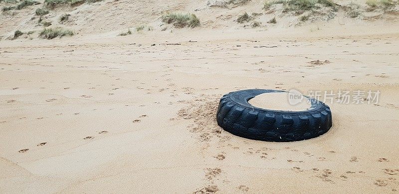 海滩上的大黑色橡胶轮胎