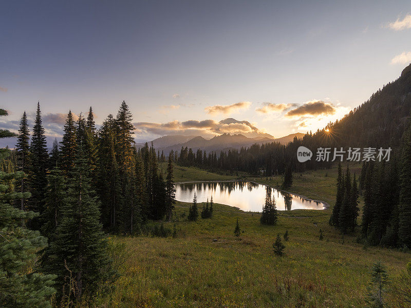 日落时分，雷尼尔国家公园的提素湖美景