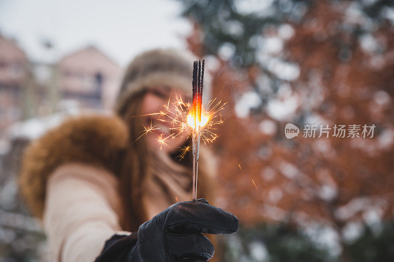 女人和燃烧的火花