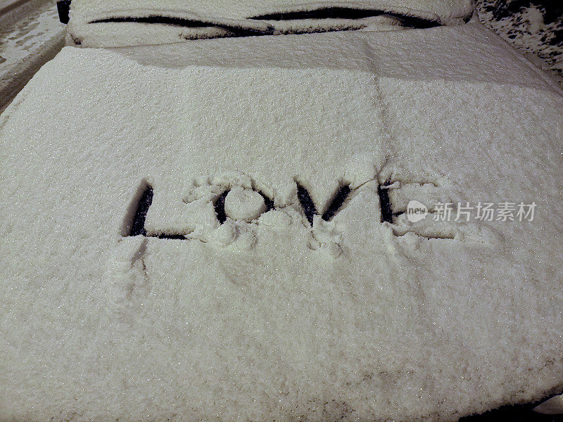 “爱”这个词写在车的雪窗上