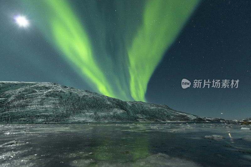 北极光挪威北部夜空中的北极光