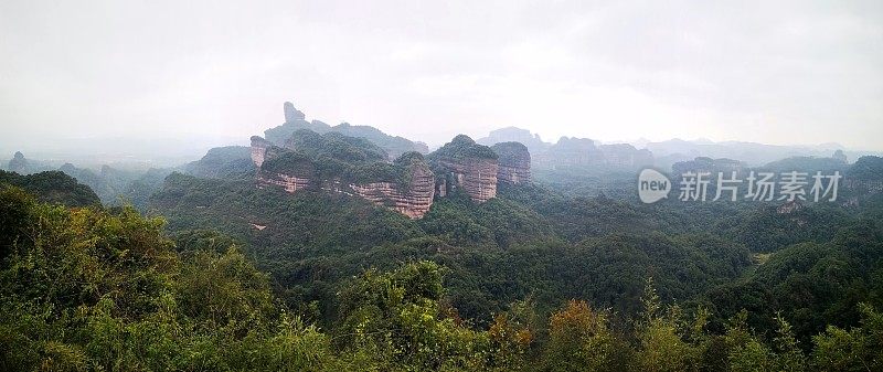 中国广东省丹霞山喀斯特景观全景