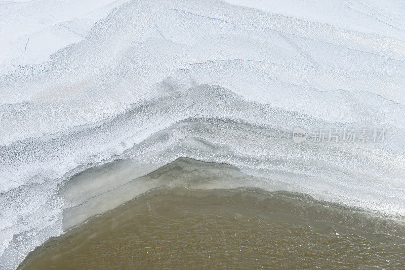 湖岸上覆盖着雪花