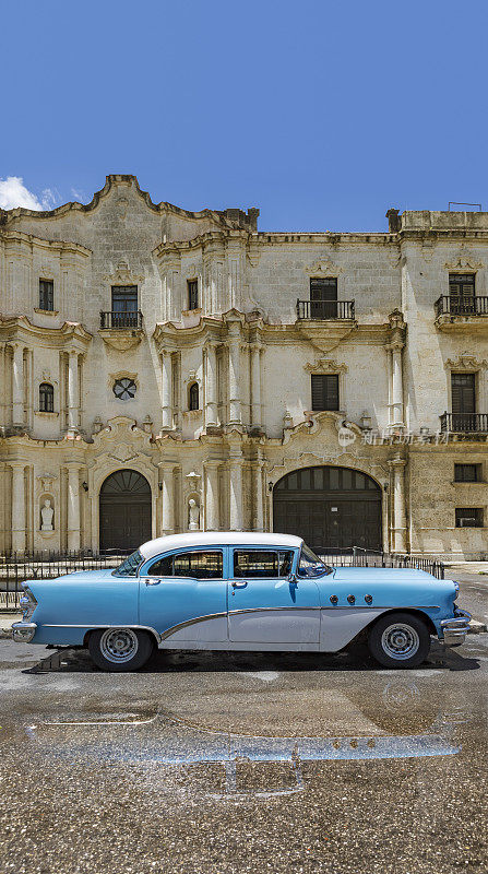 蓝色老爷车行驶在古巴哈瓦那老城区