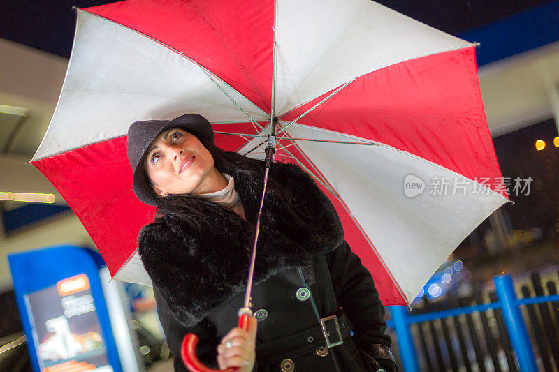 雨夜里的快乐漂亮女人