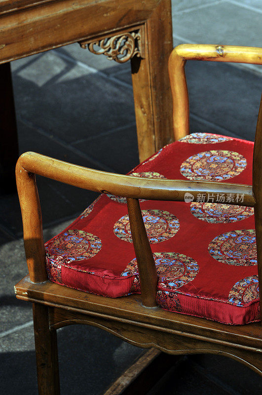 丝绸靠垫和中国传统风格
椅子