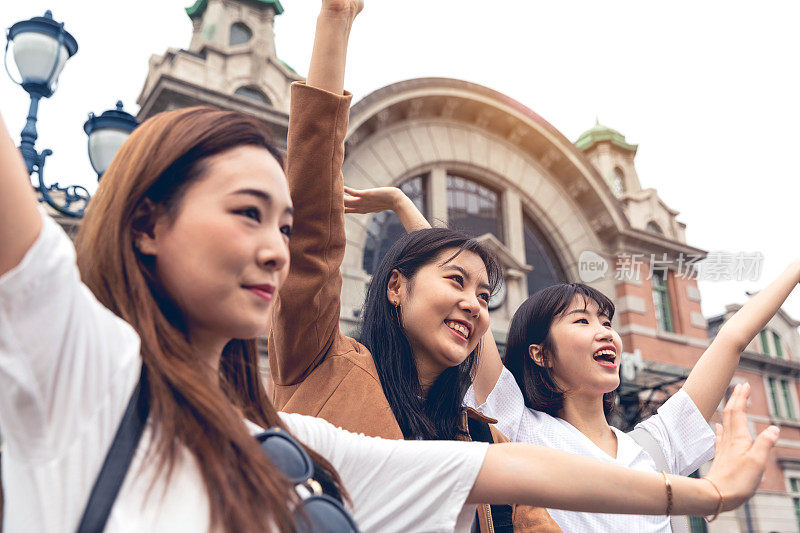 在首尔的韩国女性朋友