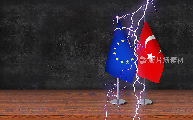 国与国冲突概念;欧盟和土耳其3D课桌旗帜与雷声一起站立在桌子上，前面的黑板背景有很大的拷贝空间。