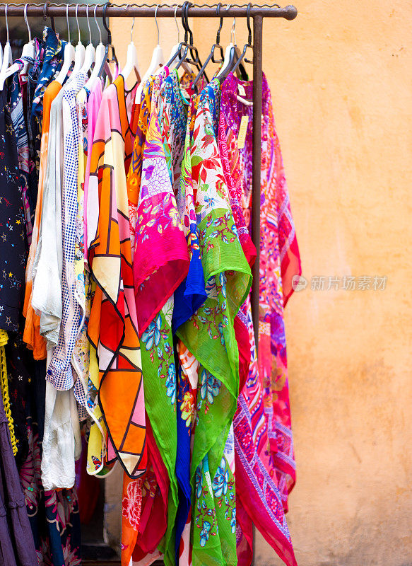 法国普罗旺斯:市场上五颜六色的棉质连衣裙