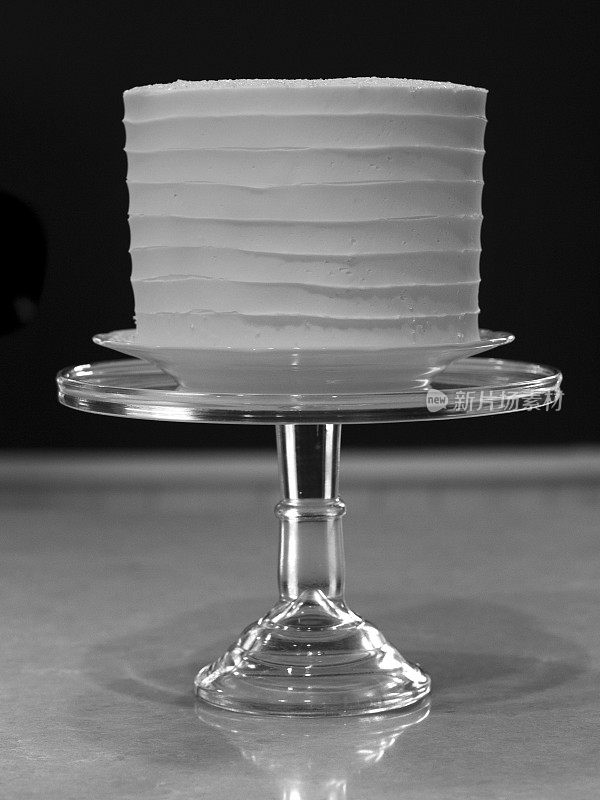 玻璃上的蛋糕架在黑白