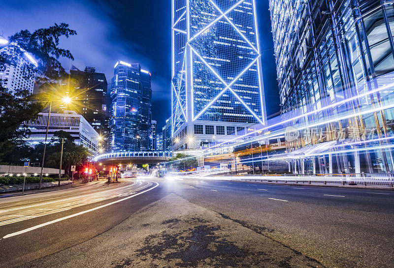 香港中环夜间街道上的汽车步道