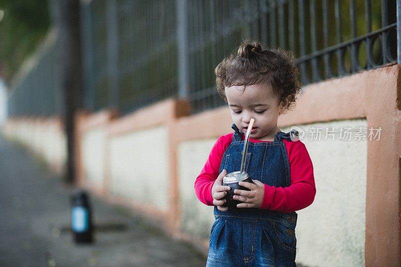 一个喝巴拉圭茶的阿根廷小女孩的画像