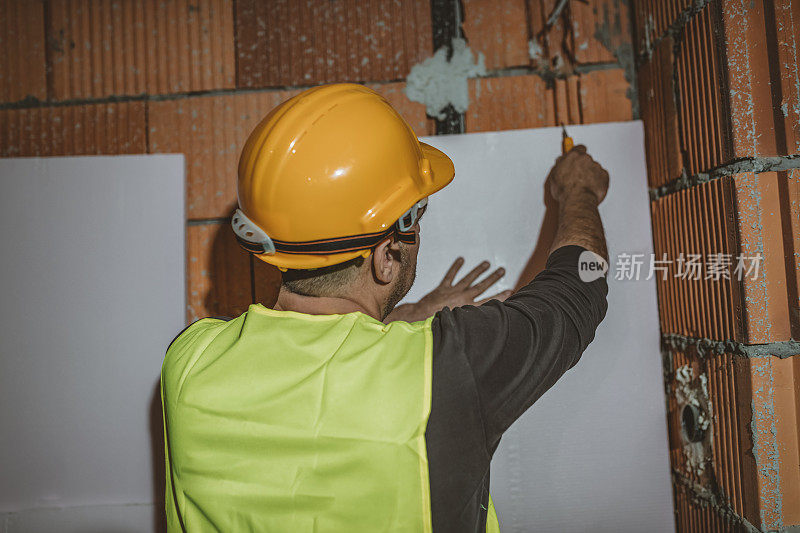 维修工程师正在建筑工地内工作