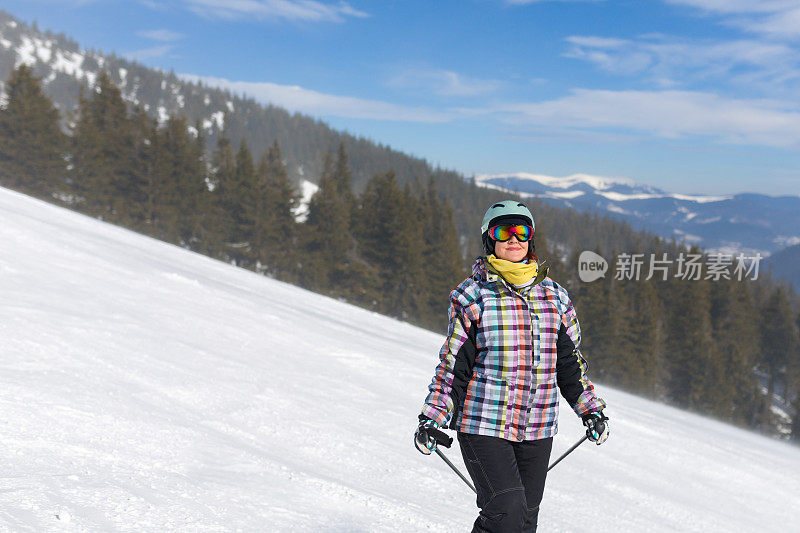 快乐的女人在冬天的山脉背景