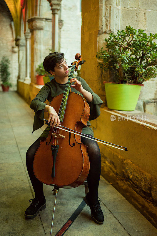 拉大提琴的年轻音乐家