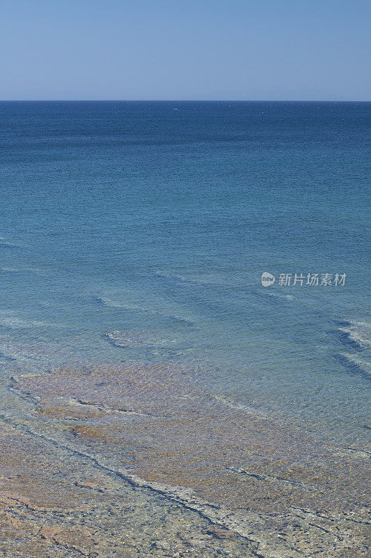 位于爱琴海的希腊岛屿的岩岸