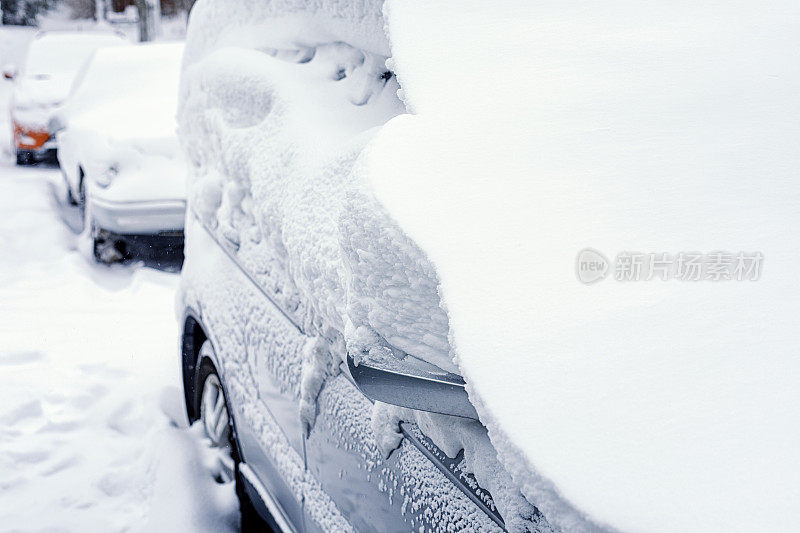 冬天的暴风雪覆盖了汽车