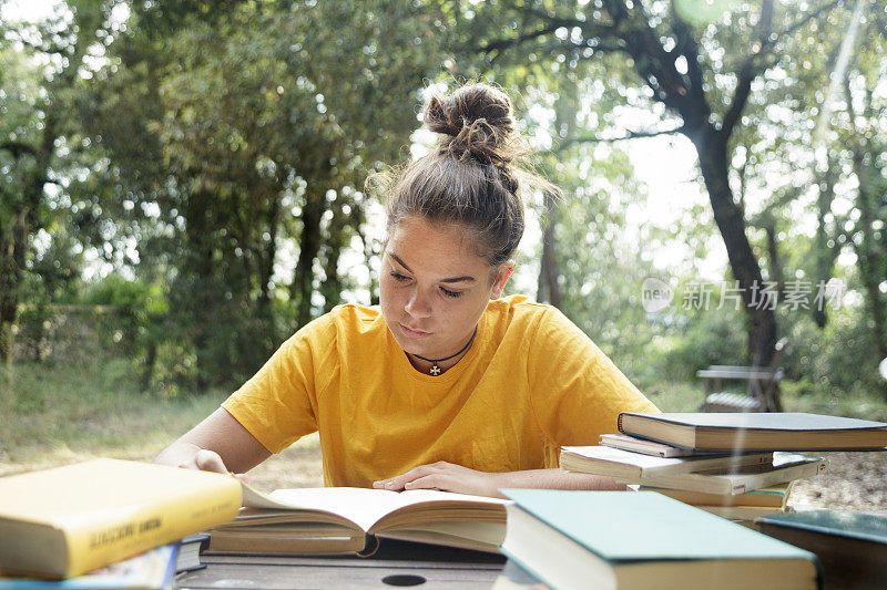 年轻女子在花园里学习