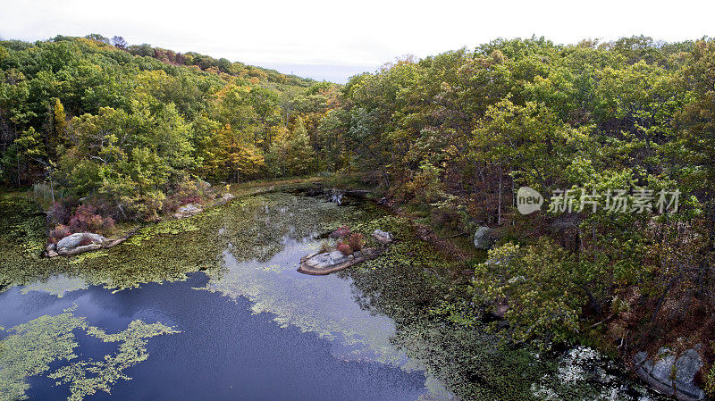 鸟瞰图峡谷在山区湖泊在秋天