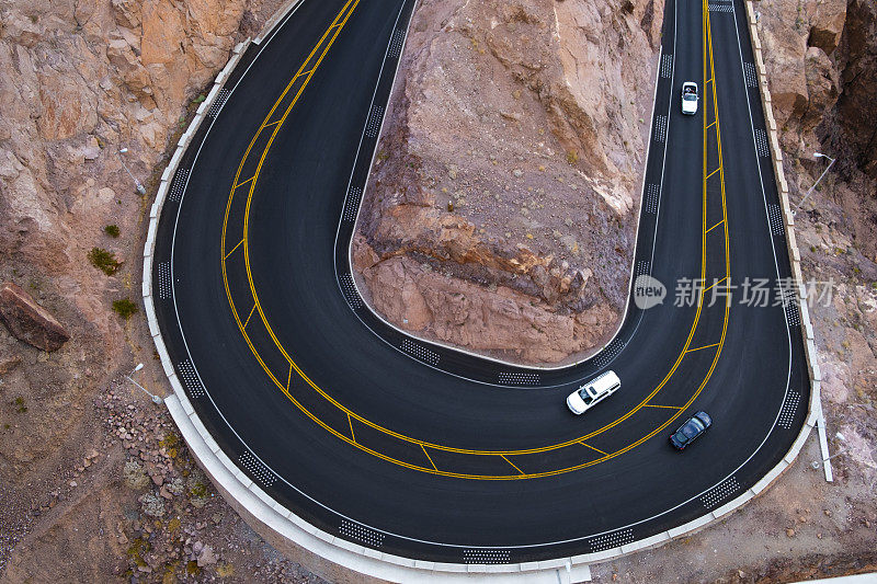 蜿蜒的道路在沙漠景观